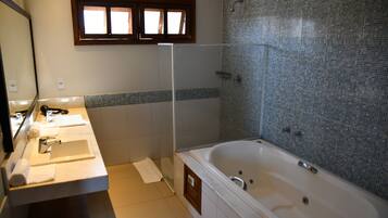 Quarto casal standard, 1 quarto, no piso térreo | Banheiro | Produtos de toalete grátis, toalhas de banho, sabonete, shampoo