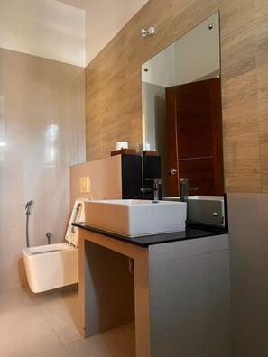 Shower, free toiletries, hair dryer, bathrobes - Nilawin Hotels & Resorts (Kakkapalliya)
