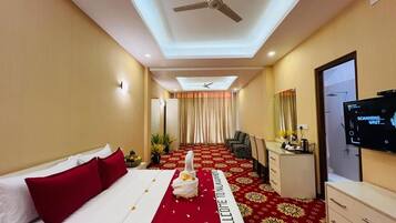 Quarto casal luxo, sacada, vista para o jardim | Escrivaninha, Wi-Fi de cortesia