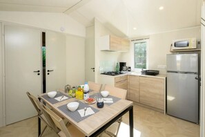 Køleskab, mikrobølgeovn, kogeplade