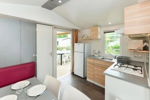 Réfrigérateur, micro-ondes, plaque de cuisson