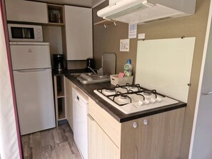 Fridge, microwave, stovetop, dishwasher - ZEcamping 4 étoiles piscine couverte piscine chauffée locatif TV LV (Pressignac)