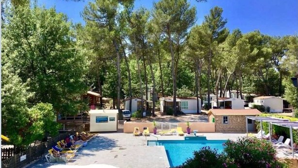 Een camping met diverse accommodaties, een zwembad en een verhuur voor bootjes.