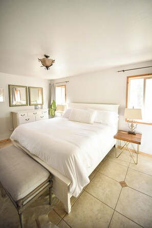 2 chambres, fer et planche à repasser, lit de bébé portatif