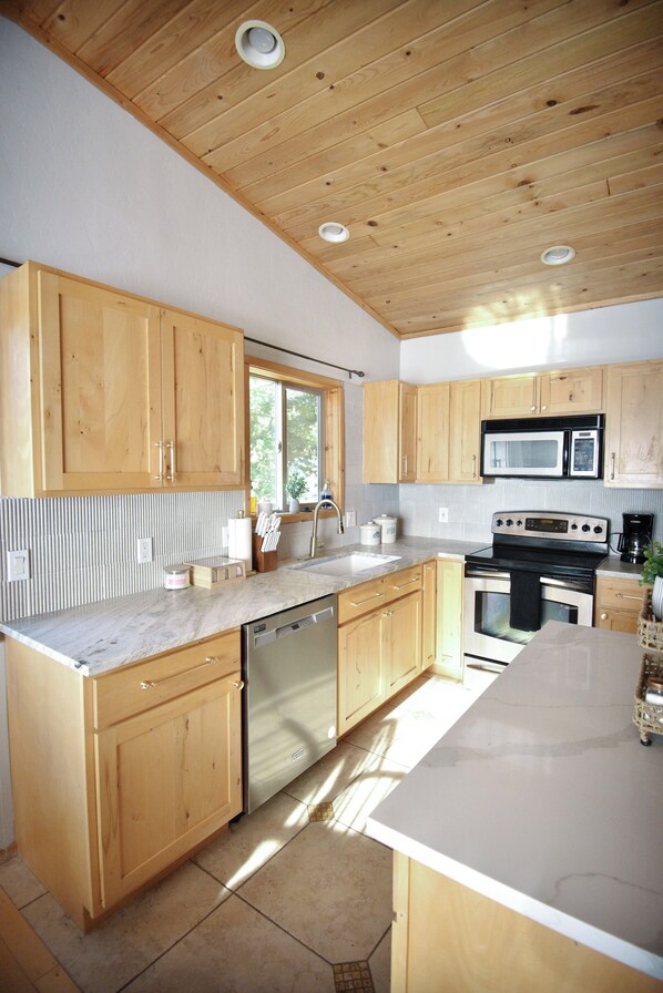 Een koelkast, een microgolfoven, een oven, een kookplaat