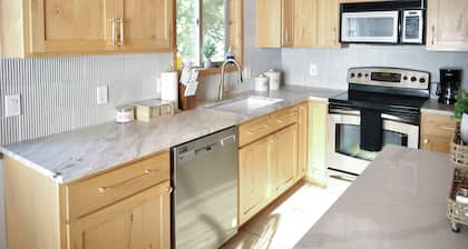 Cozy 2 bedroom Cabin in the Woods-Pet Friendly