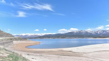 Ligstoelen aan het strand, strandlakens