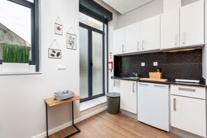 Køleskab, mikrobølgeovn, kogeplade, kaffe-/temaskine