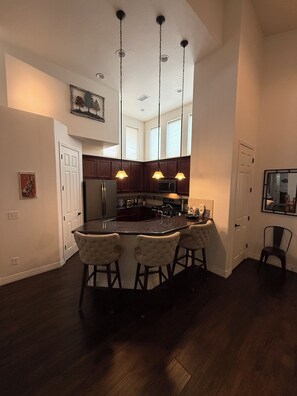 Refrigerador, microondas, horno, placa de cocina