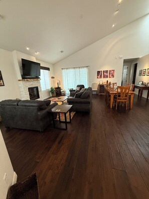 Smart TV, chimenea, libros