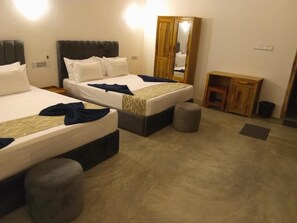 Desk, laptop workspace, free WiFi - The White Pillow (Arugam Bay)