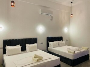 Desk, laptop workspace, free WiFi - The White Pillow (Arugam Bay)