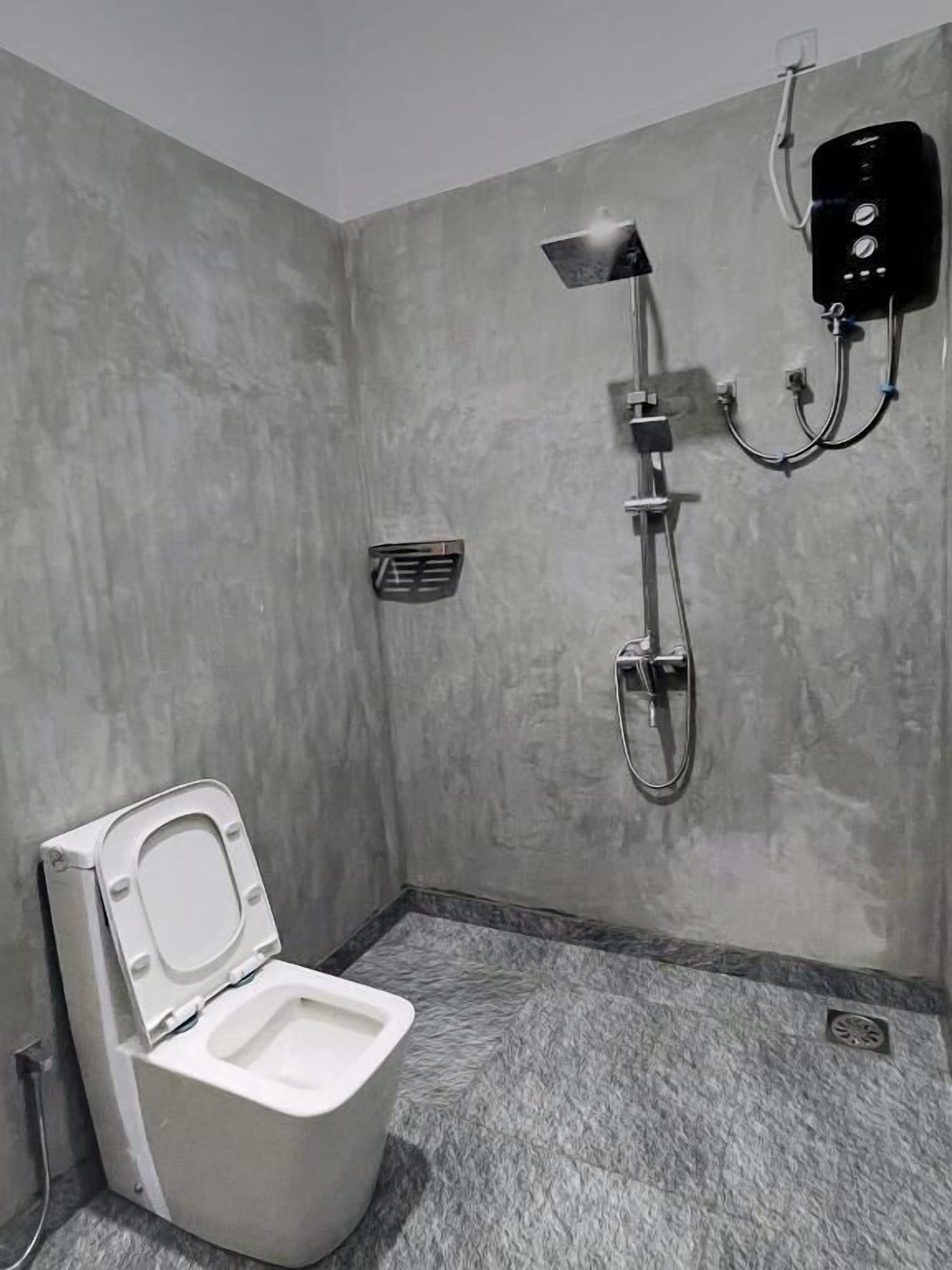 Regadera, toallas, jabón, shampoo 
