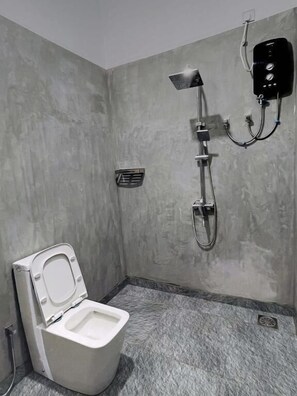 Shower, towels, soap, shampoo - The White Pillow (Arugam Bay)