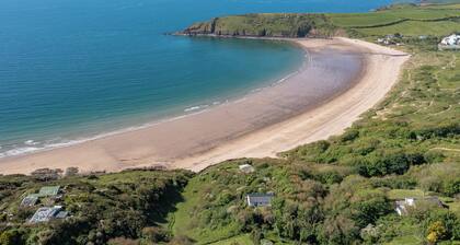 The Retreat - Short walk from beach, parking