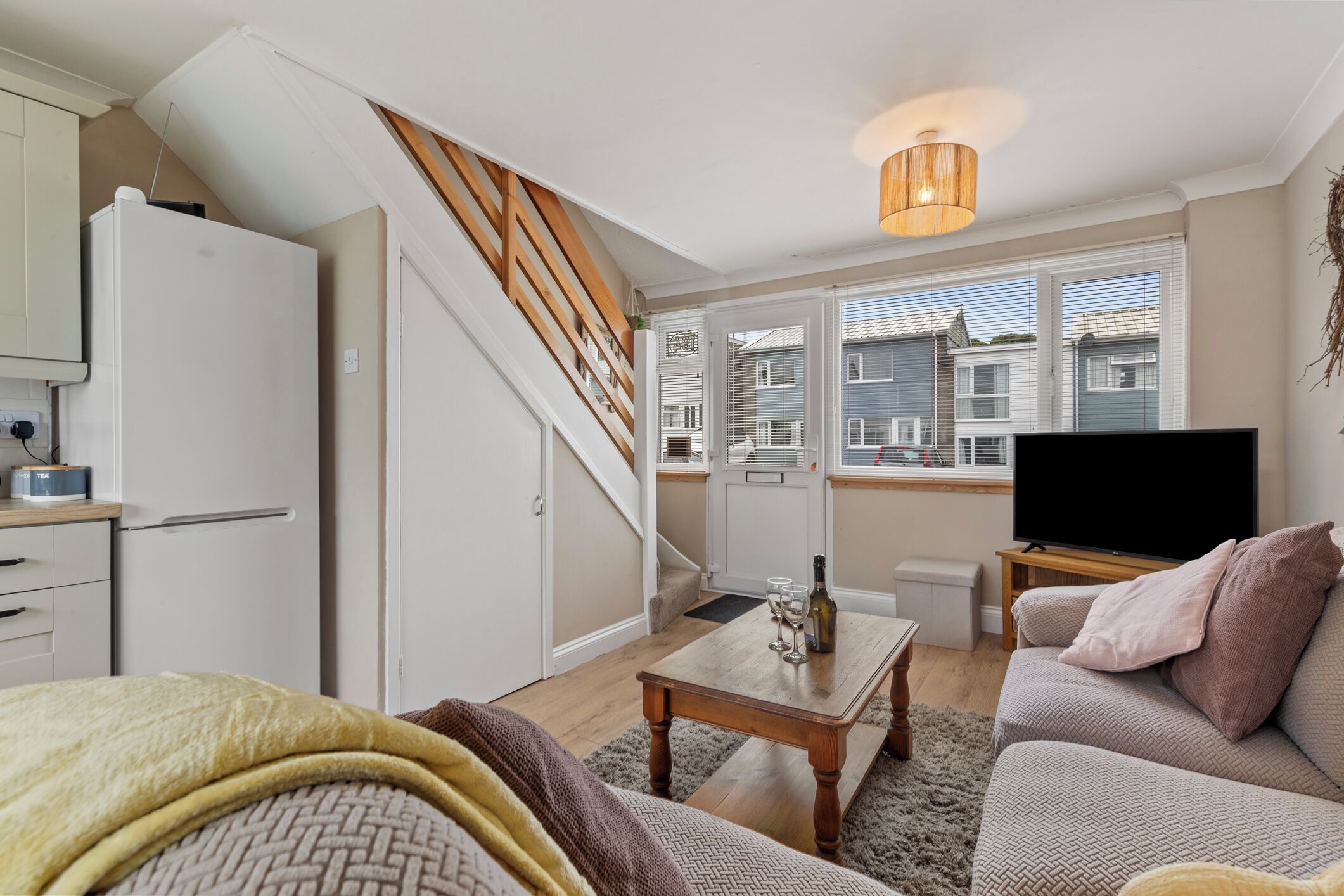 Un appartement moderne comprenant une cuisine, un salon et un escalier.