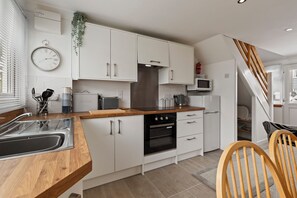 ثلاجة، ميكروويف، فرن، محمصة خبز