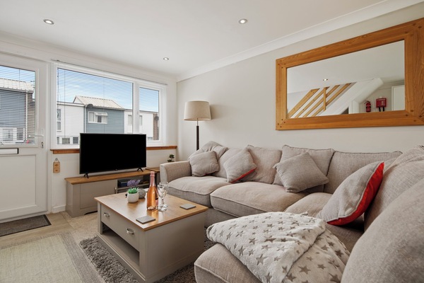 Short walk from beach, parking