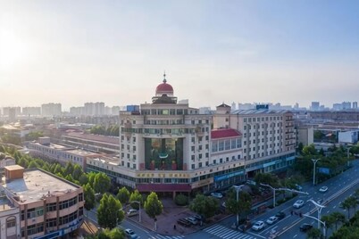 Huanyu Grand Hotel (Yishui Dongfang Shopping Center Chang'an South Road)
