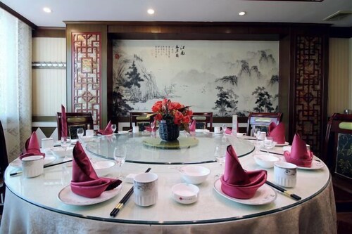 Huanyu Grand Hotel (Yishui Dongfang Shopping Center Chang'an South Road)