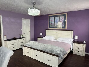 4 habitaciones, escritorio y tabla de planchar con plancha