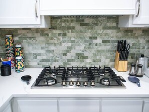 Micro-ondes, four, plaque de cuisson, lave-vaisselle