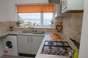 Fridge, microwave, toaster, cookware/dishes/utensils - Gweld y Mor, Saundersfoot (Saundersfoot)