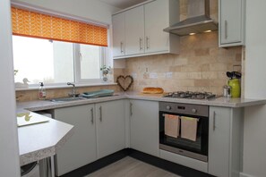 Fridge, microwave, toaster, cookware/dishes/utensils - Gweld y Mor, Saundersfoot (Saundersfoot)