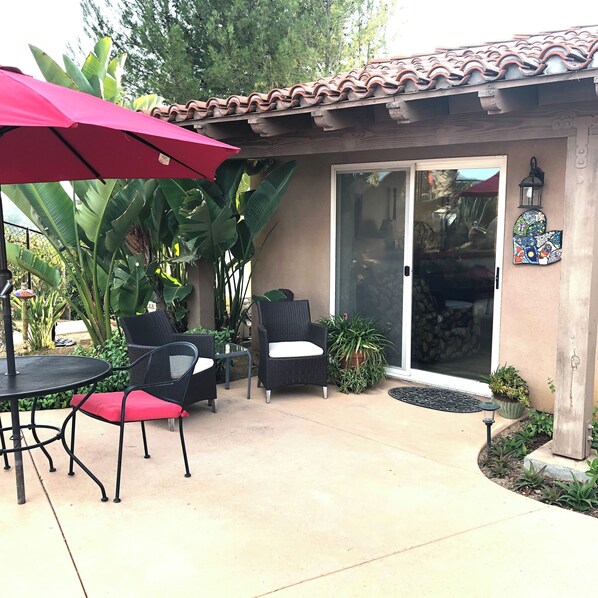 Terrace/patio - Charming 1-bedroom house in Escondido with AC, WiFi, quiet and private, views (Escondido)