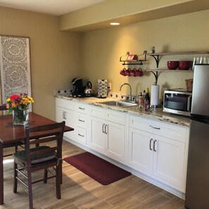 Microwave, stovetop - Charming 1-bedroom house in Escondido with AC, WiFi, quiet and private, views (Escondido)