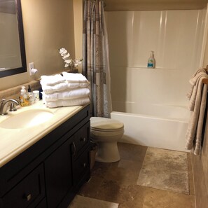 Hair dryer, towels, soap, toilet paper - Charming 1-bedroom house in Escondido with AC, WiFi, quiet and private, views (Escondido)