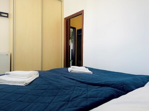 2 bedrooms, iron/ironing board, WiFi