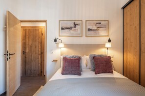 2 bedrooms, iron/ironing board, free WiFi, bed sheets - Ascar – Chic Mountain Stay in Alpe d’Huez (Alpe d`Huez)