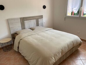 3 habitaciones, tabla de planchar con plancha y cuna de viaje