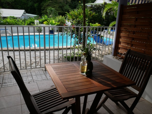 Outdoor dining - Studio in small residence with swimming pool, 30m from Petit Havre beach (Le Gosier)