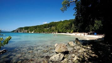 Sulla spiaggia, lettini da mare