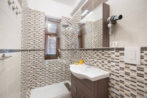 Regadera, secadora de cabello, bidet, toallas 