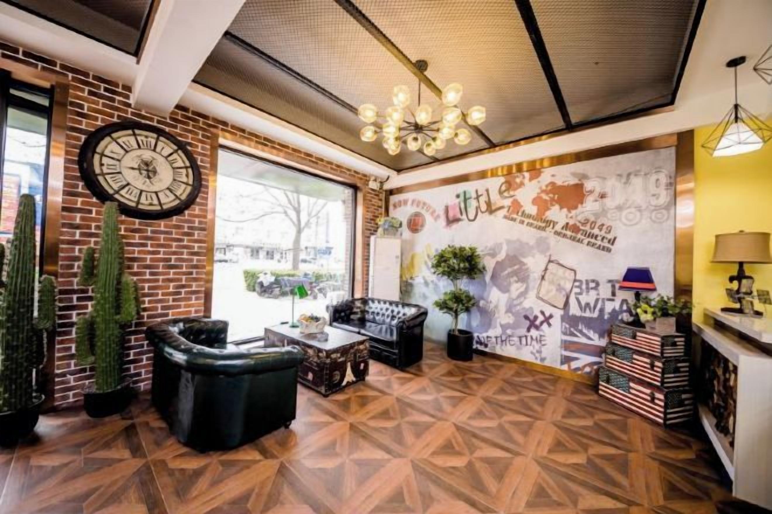 Un vestíbulo con un reloj, zona de estar y una pared con un mapa y texto.