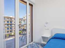 Doppia Deluxe, balcone, vista città | Una scrivania, postazione laptop, Wi-Fi gratuito