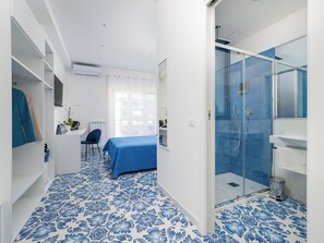 Deluxe tweepersoonskamer, balkon, uitzicht op stad | Een bureau, een laptopwerkplek, gratis wifi