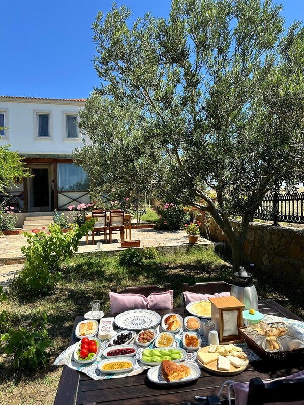 Free daily local cuisine breakfast - NEVALINN (Bozcaada)