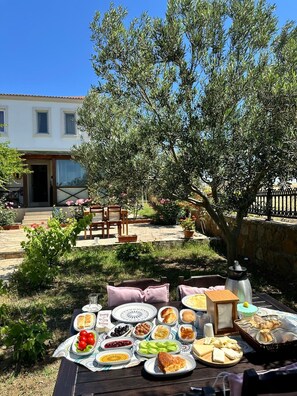 Free daily local cuisine breakfast - NEVALINN (Bozcaada)