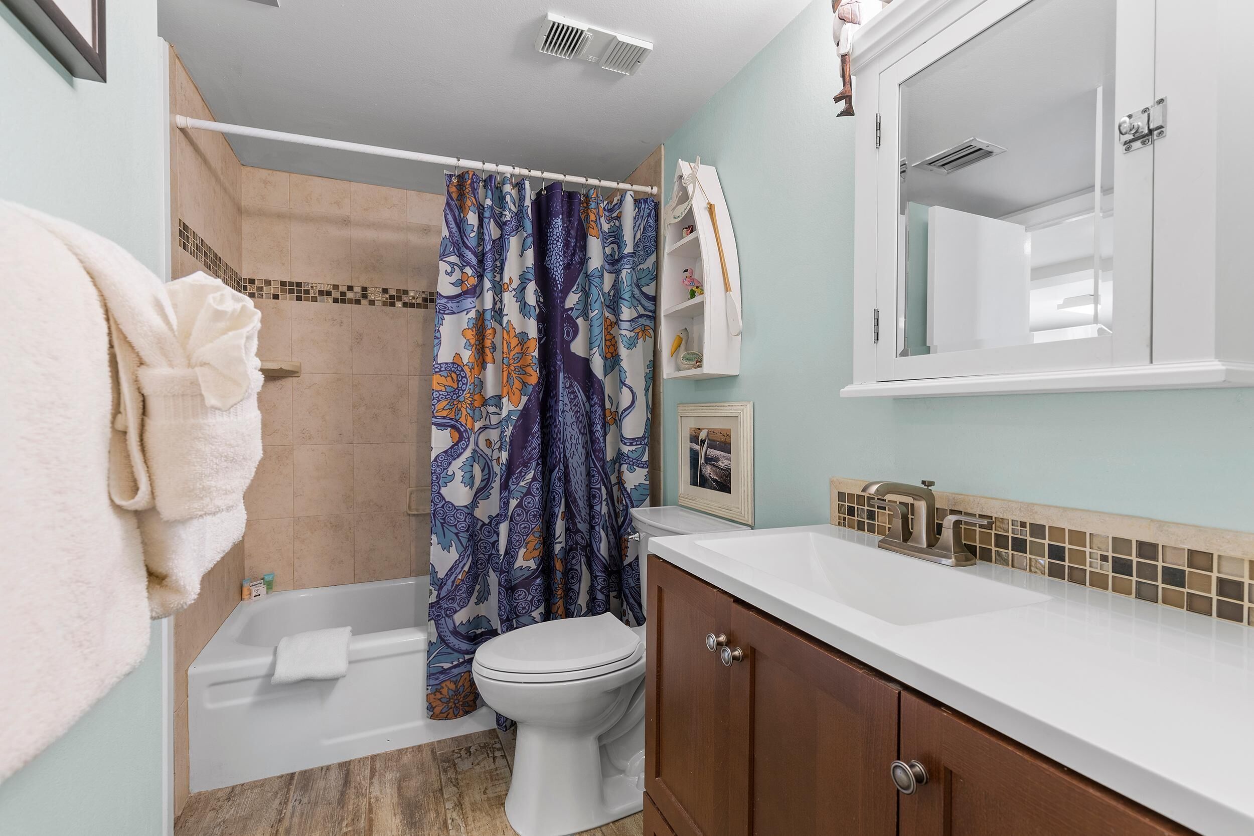Un baño con bañera, inodoro y lavamanos.