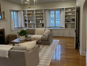 TV connectée, livres, chaîne hi-fi