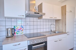 Réfrigérateur, un four, surface de cuisson, bouilloire électrique
