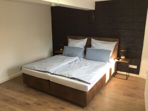 3 slaapkamers, een strijkplank/strijkijzer, wifi, beddengoed