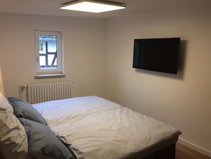3 habitaciones, tabla de planchar con plancha, wifi y ropa de cama 
