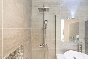 Shower, hair dryer - Apartment in Torremolinos near Playamar Beach (Torremolinos)