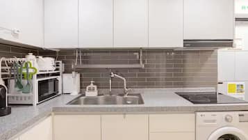 Refrigerador, microondas, utensilios de cocina