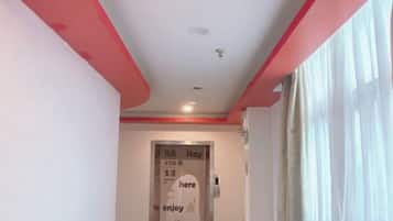 Un pasillo con una puerta y un cartel motivacional.